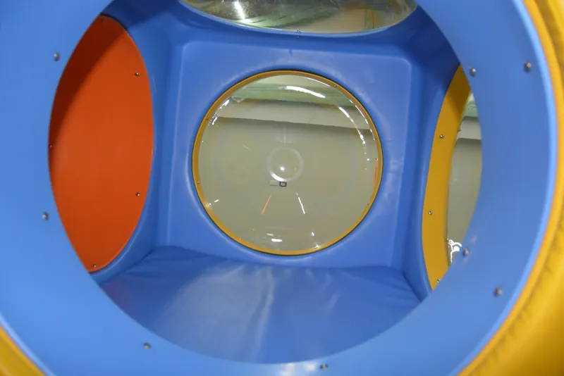 Tubo di gioco con oblò colorato